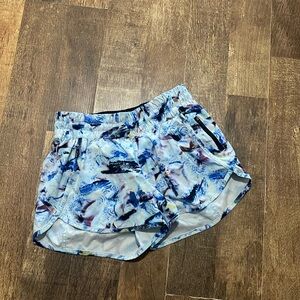 Lululemon Tracker Short V *4" Multi Colored size 6